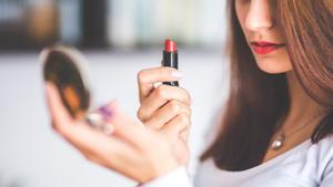 Maquillatge i cosmètics: ¿com saber-ne la data de caducitat i com allargar la seva vida útil?