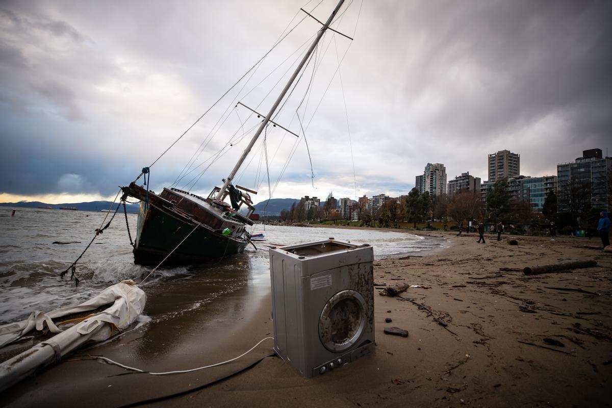 Barco encallado en la bahía de Vancouver a causa y las fuertes lluvias e inundaciones.