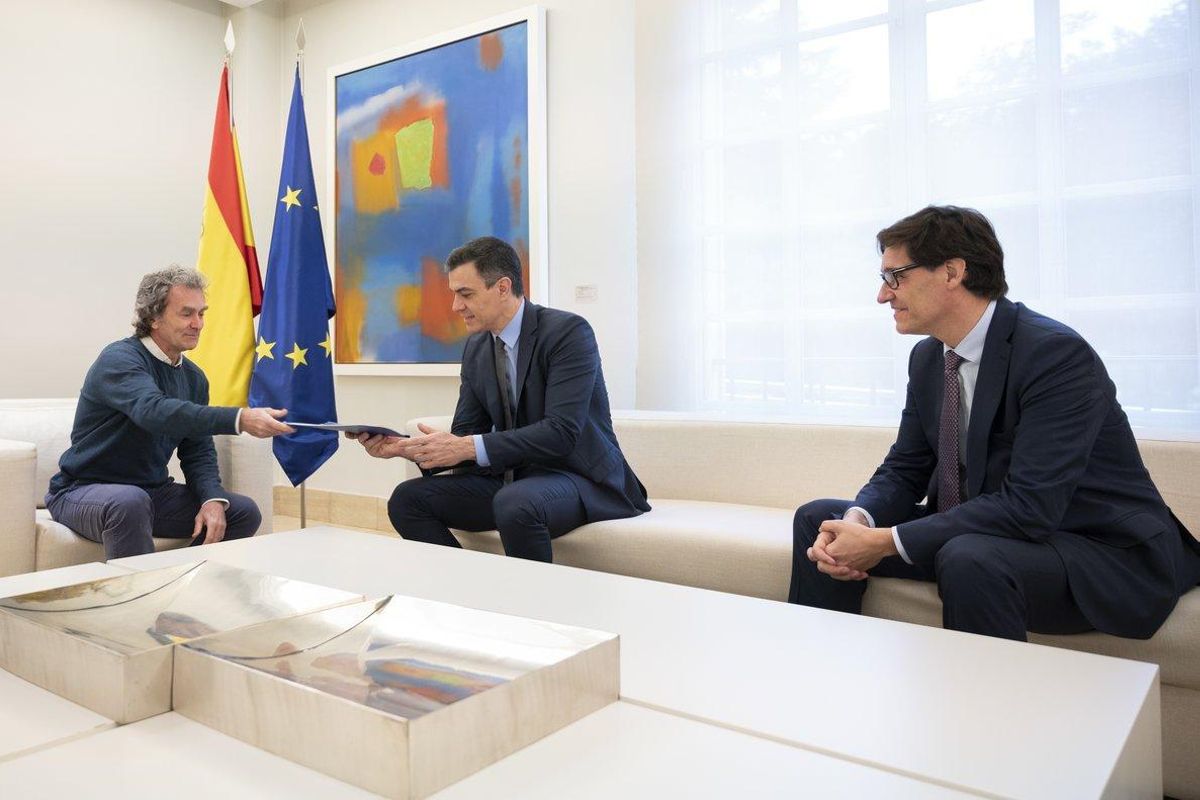 Fernando Simón entrega a Pedro Sánchez el plan de transición ante la mirada de Salvador Ila. Fernando Simón entrega a Pedro Sánchez el plan de transición ante la mirada de Salvador Ila.