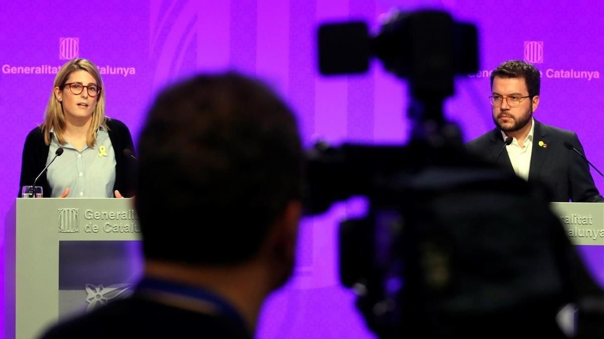 El vicepresidente del Govern i conseller de Economía, Pere Aragonès y la consellera de la Presidencia y portavoz del Govern, Elsa Artadi, durante la rueda de prensa ofrecida esta tarde. El vicepresidente del Govern i conseller de Economía, Pere Aragonès y la consellera de la Presidencia y portavoz del Govern, Elsa Artadi, durante la rueda de prensa ofrecida esta tarde.