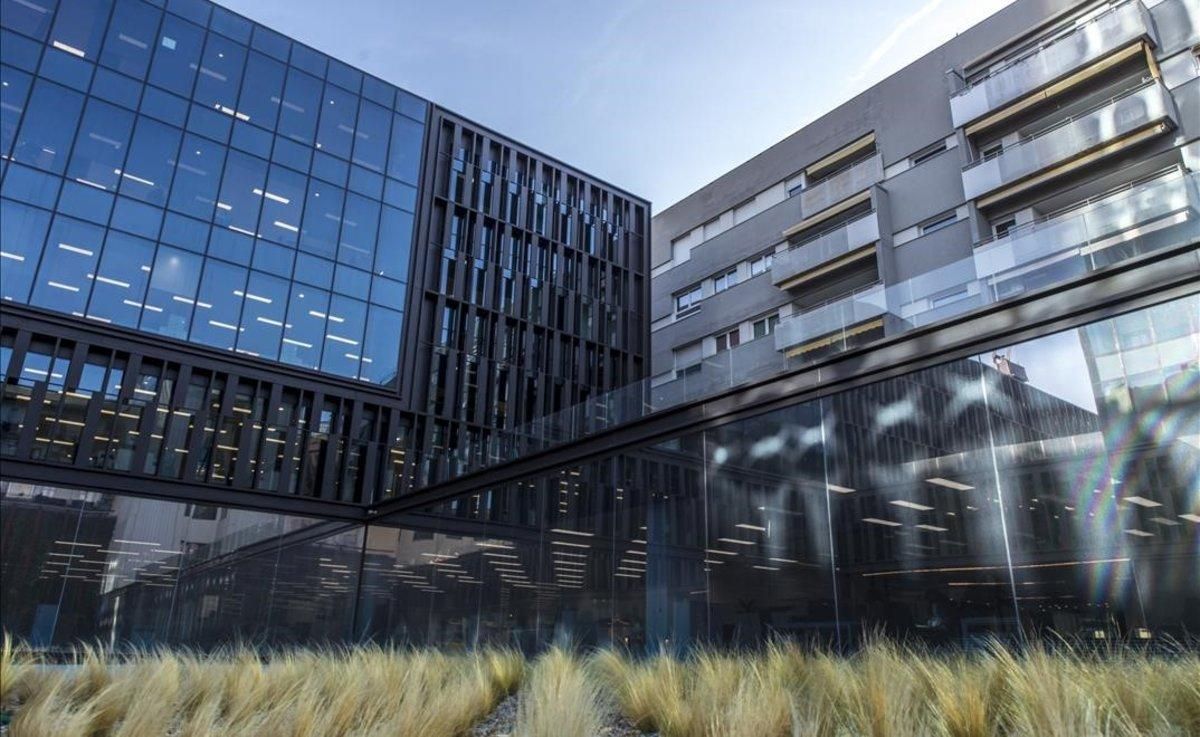 El edificio Platinum, en el 22@, ha obtenido la certificacion LEED Platinum con una puntuacion record de 101 puntos que le acredita como el edificio mas sostenible del mundo en la categoria de oficinas de alquiler. El edificio Platinum, en el 22@, ha obtenido la certificacion LEED Platinum con una puntuacion record de 101 puntos que le acredita como el edificio mas sostenible del mundo en la categoria de oficinas de alquiler.