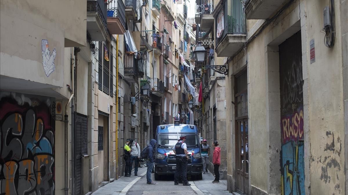 La Guardia Urbana y los Mossos d’Esquadra se llevan a uno de los tres detenidos por tráfico de drogas en la finca de En Roig. La Guardia Urbana y los Mossos d’Esquadra se llevan a uno de los tres detenidos por tráfico de drogas en la finca de En Roig.