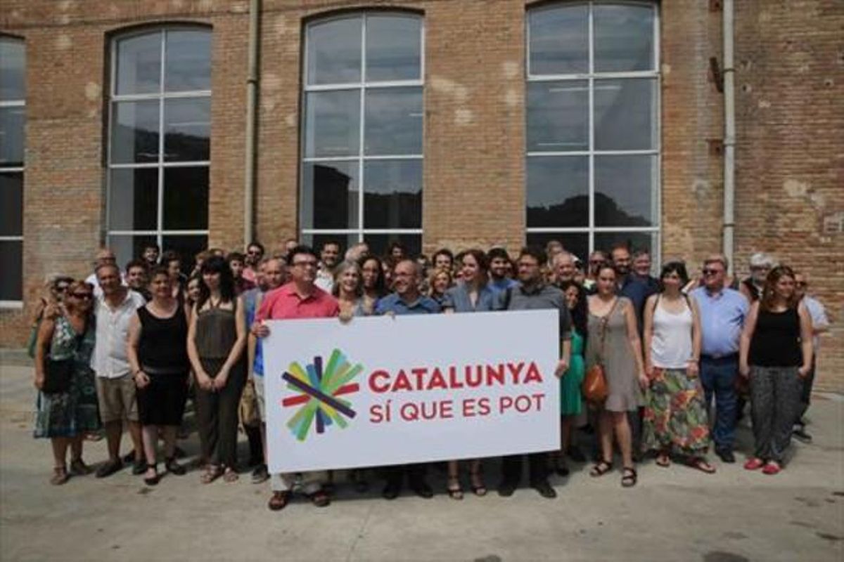 Los impulsores de Catalunya sí que es pot, tras la pancarta con la marca de la confluencia de izquierdas para el 27-S. Los impulsores de Catalunya sí que es pot, tras la pancarta con la marca de la confluencia de izquierdas para el 27-S.