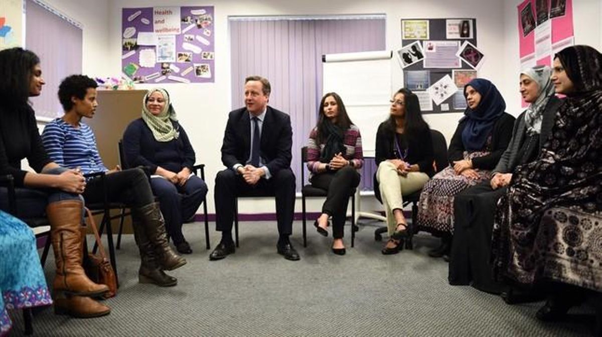 Cameron (centro) habla con mujeres que siguen clases de inglés en un centro de Leeds, este lunes. Cameron (centro) habla con mujeres que siguen clases de inglés en un centro de Leeds, este lunes.
