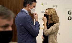 El presidente del Gobierno, Pedro Sánchez, y la vicepresidenta segunda, Yolanda Díaz, en el acto de Europa Press de este lunes. 