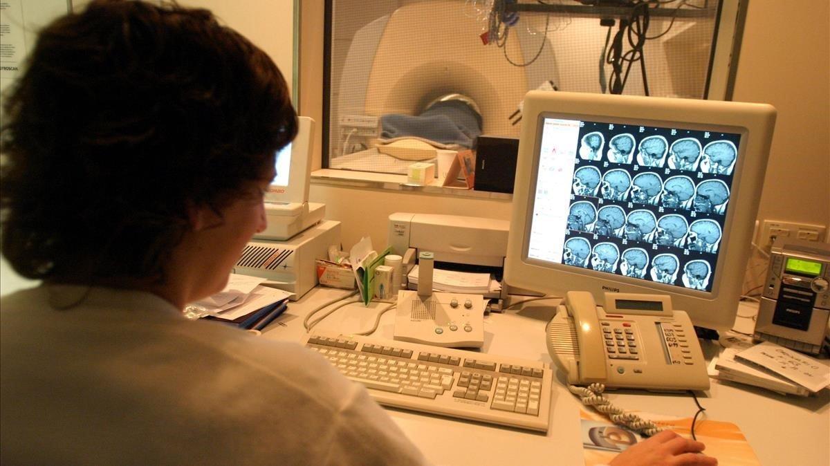 Una doctora realiza una resonancia magnética a un paciente