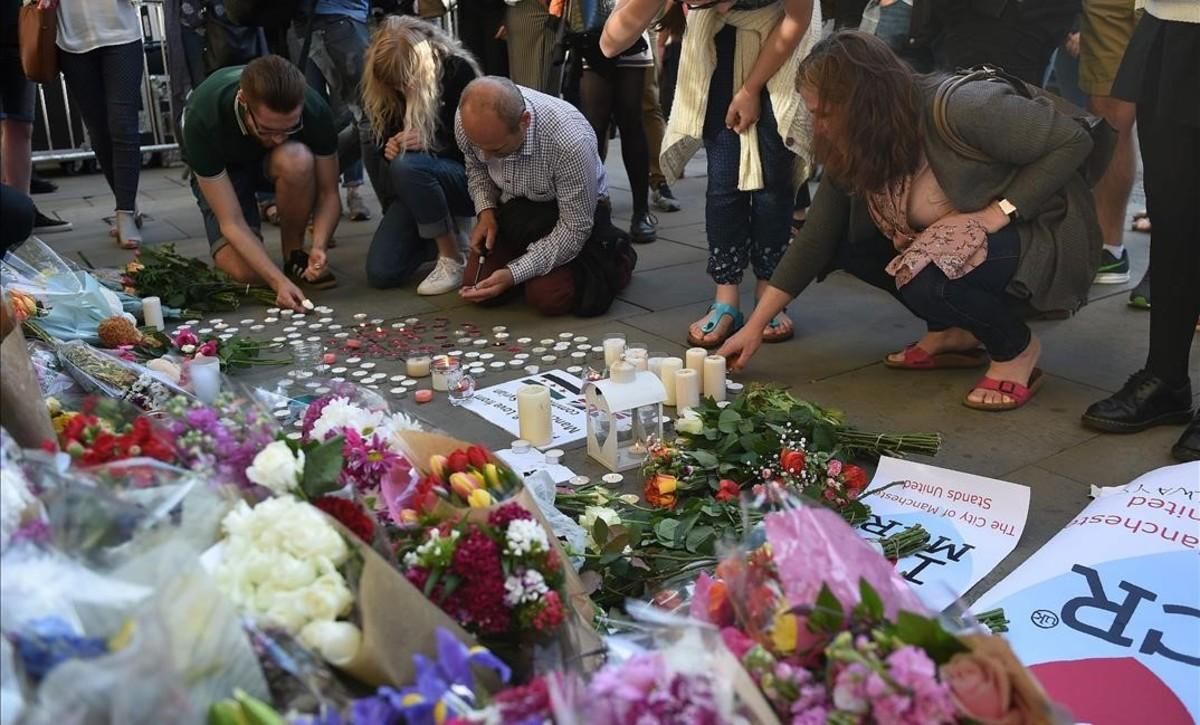 Homenaje popular a las víctimas del atentado en Manchester. Homenaje popular a las víctimas del atentado en Manchester.