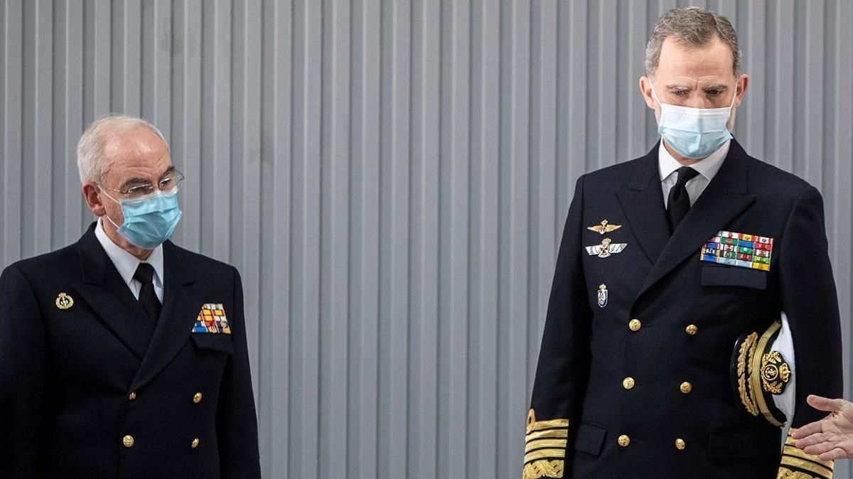 GRAFAND5555 CADIZ 21 01 2021 -El rey Felipe VI junto al Almirante General Jefe de Estado Mayor de la Armada (AGEMA) Teodoro Lopez Calderon (i) y el Capitan de Fragata Salvador Moreno durante la visita realizada al Instituto Hidrografico de la Marina en Cadiz el organismo del Ministerio de Defensa encargado de realizar y conservar la cartografia nautica nacional EFE Roman Rios POOL GRAFAND5555 CADIZ 21 01 2021 -El rey Felipe VI junto al Almirante General Jefe de Estado Mayor de la Armada (AGEMA) Teodoro Lopez Calderon (i) y el Capitan de Fragata Salvador Moreno durante la visita realizada al Instituto Hidrografico de la Marina en Cadiz el organismo del Ministerio de Defensa encargado de realizar y conservar la cartografia nautica nacional EFE Roman Rios POOL