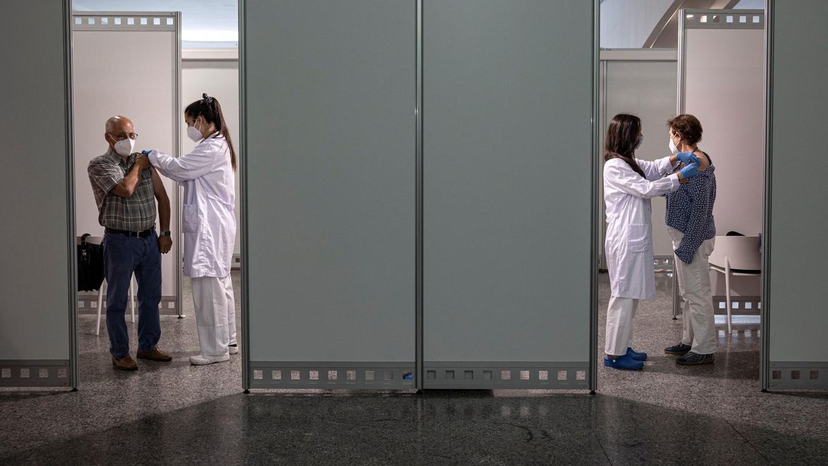 Dos personas reciben la segunda dosis de la vacuna contra el covid-10 de Pfizer en Valencia, la mañana del 1 de junio. Dos personas reciben la segunda dosis de la vacuna contra el covid-10 de Pfizer en Valencia, la mañana del 1 de junio.