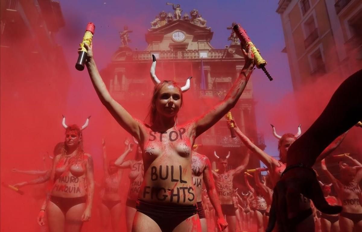 Protesta de antitaurinos en la plaza del Ayuntamiento de Pamplona, este miércoles. Protesta de antitaurinos en la plaza del Ayuntamiento de Pamplona, este miércoles.