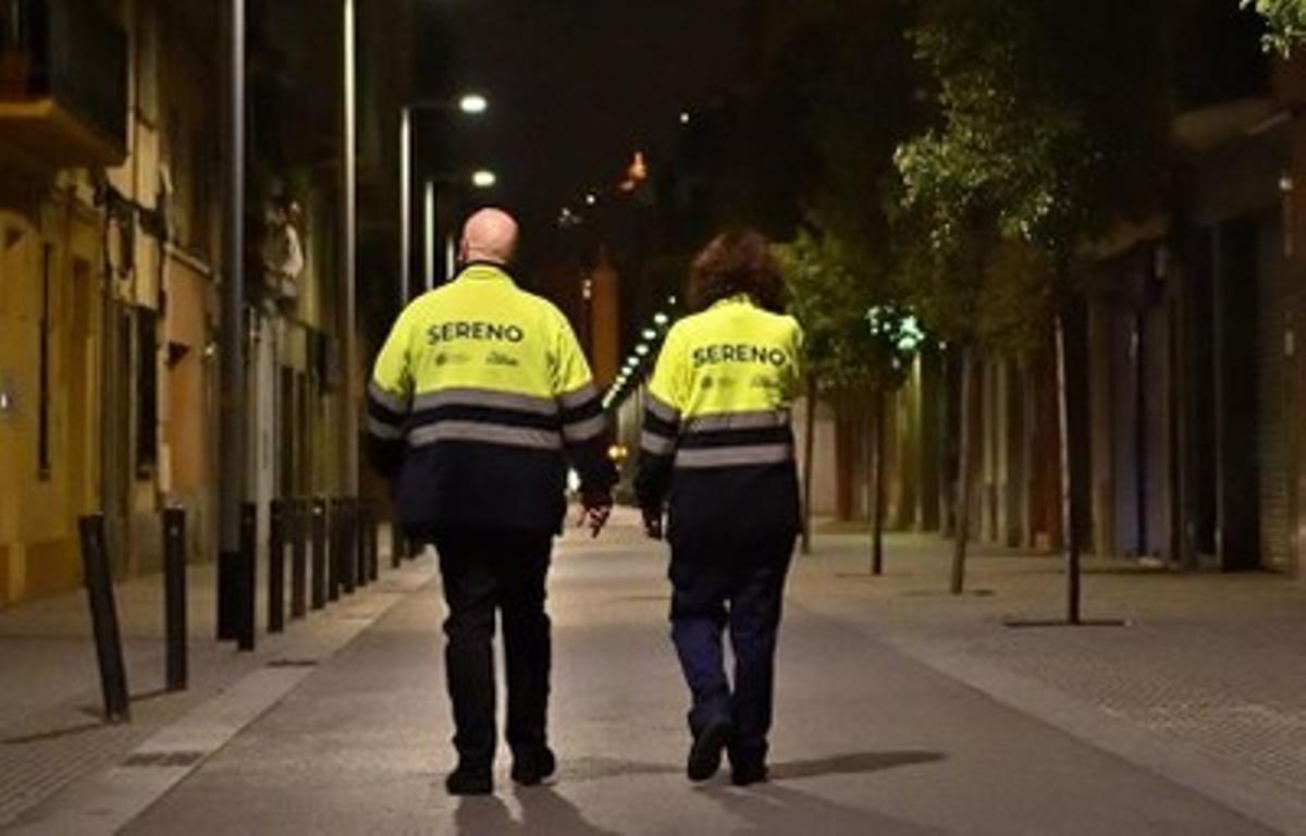 Dos serenos patrullan por las calles de Mataró.