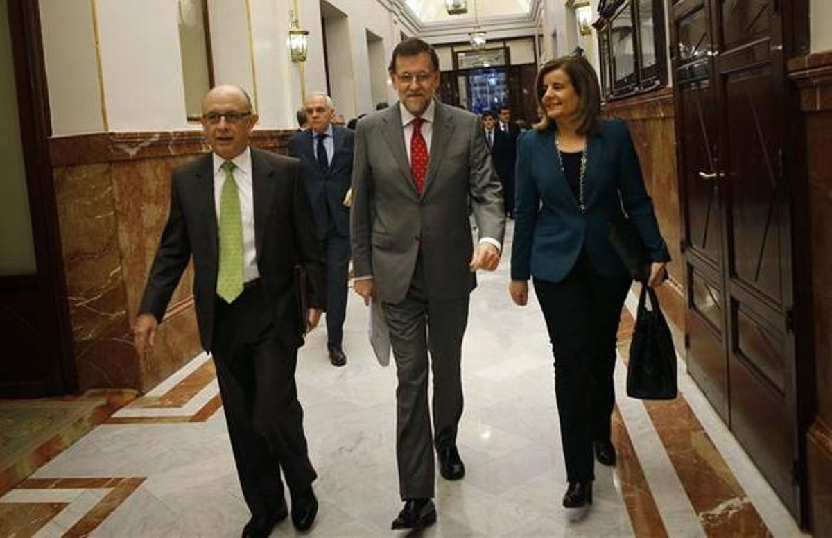 El ministro de Hacienda, Cristóbal Montoro; el presidente del Gobierno, Mariano Rajoy, y la ministra de Trabajo, Fátima Báñez, este 13 de marzo, en los pasillos del Congreso. REUTERS / SUSANA VERA El ministro de Hacienda, Cristóbal Montoro; el presidente del Gobierno, Mariano Rajoy, y la ministra de Trabajo, Fátima Báñez, este 13 de marzo, en los pasillos del Congreso. REUTERS / SUSANA VERA
