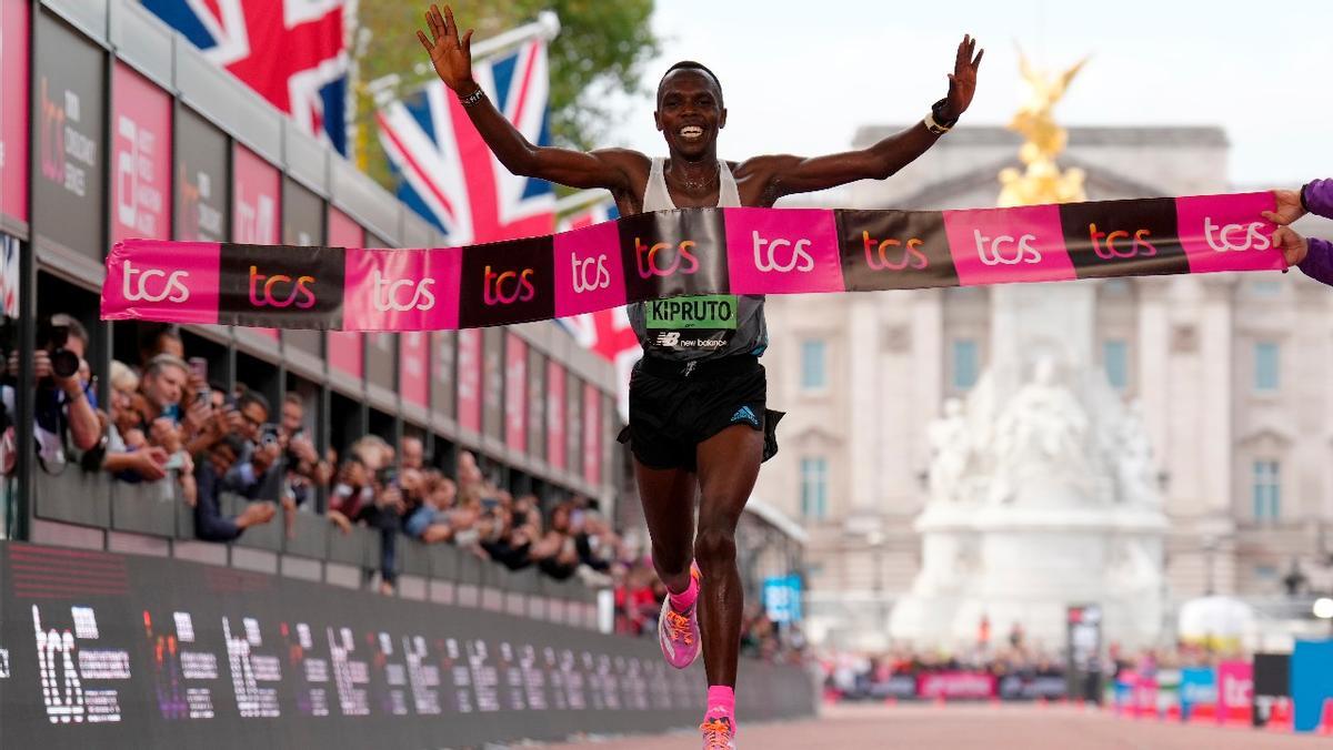  El keniano Amos Kipruto alzándose  por primera vez con la victoria en el maratón de Londres