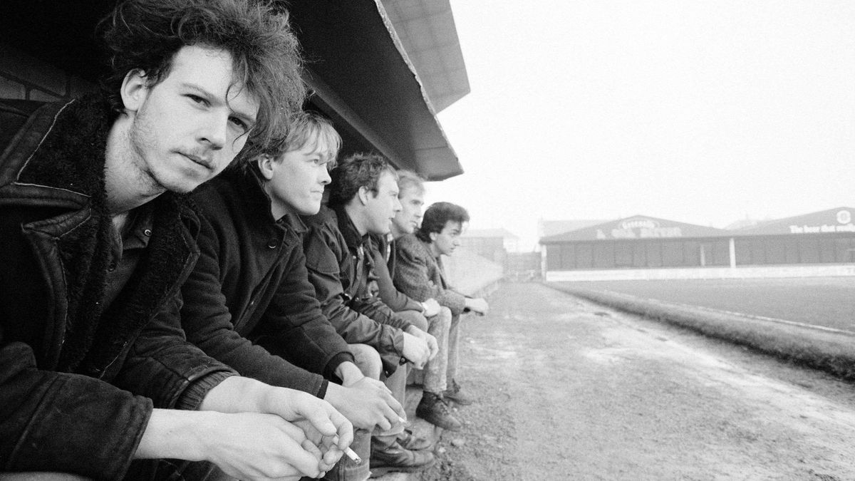 Half Man Half Biscuit (Nigel Blackwell, el primero por la izquierda), en el banquillo en los años 80. Half Man Half Biscuit (Nigel Blackwell, el primero por la izquierda), en el banquillo en los años 80.