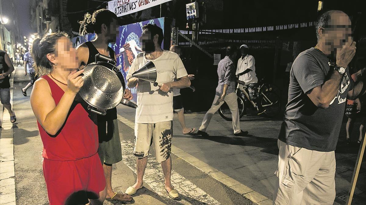 Cacerolada de protesta en la calle de la Riereta contra los bajos ’okupados’ por traficantes de droga.