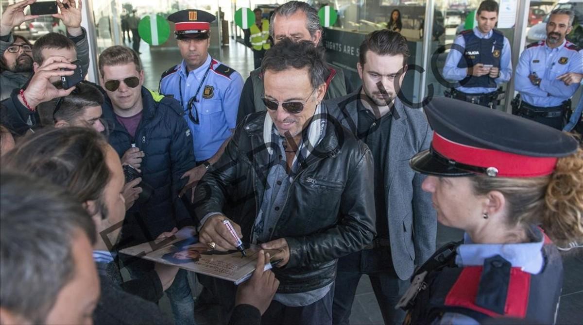 Bruce Springsteen firmando autógrafos tras llegar, esta mañana, a Barcelona. 