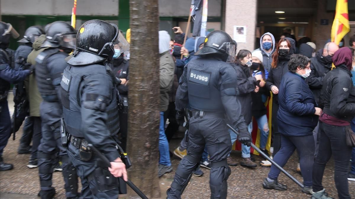 Los Mossos antes de cargar contra los manifestantes contrarios a Vox en Salt. Los Mossos antes de cargar contra los manifestantes contrarios a Vox en Salt.