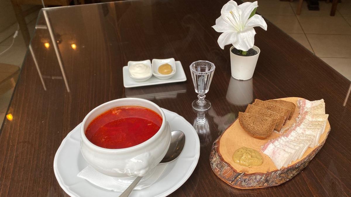 La sopa ’borsch’ y el ’salo’ del restaurante Ekaterina.