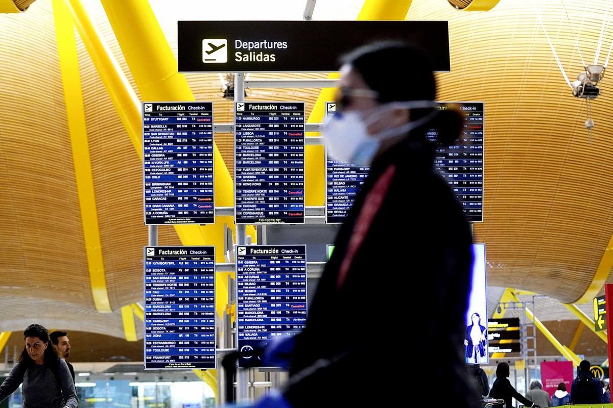 Una persona con mascarilla por el coronavirus, en el aeropuerto de Madrid. Una persona con mascarilla por el coronavirus, en el aeropuerto de Madrid.