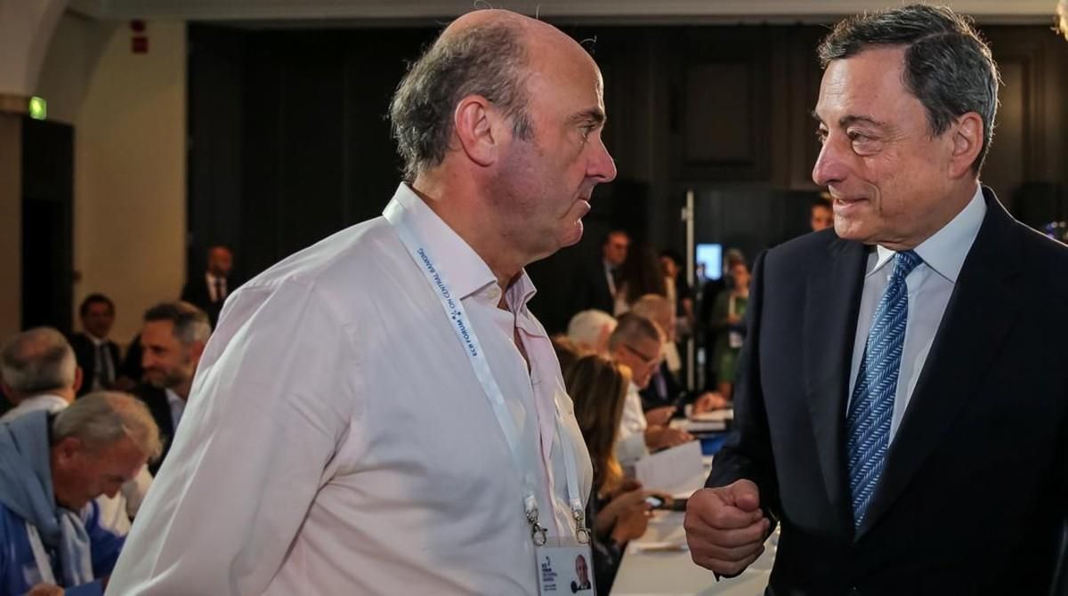 El presidente del BCE, Mario Draghi (a la derecha), con el vicepresidente, Luis de Guindos, en Sintra en junio pasado. El presidente del BCE, Mario Draghi (a la derecha), con el vicepresidente, Luis de Guindos, en Sintra en junio pasado.
