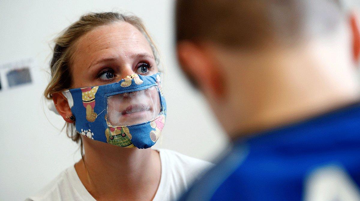 Una profesora utiliza una mascarilla transparente para comunicarse con sus alumnos sordos, en Bruselas, el pasado 4 de mayo.
