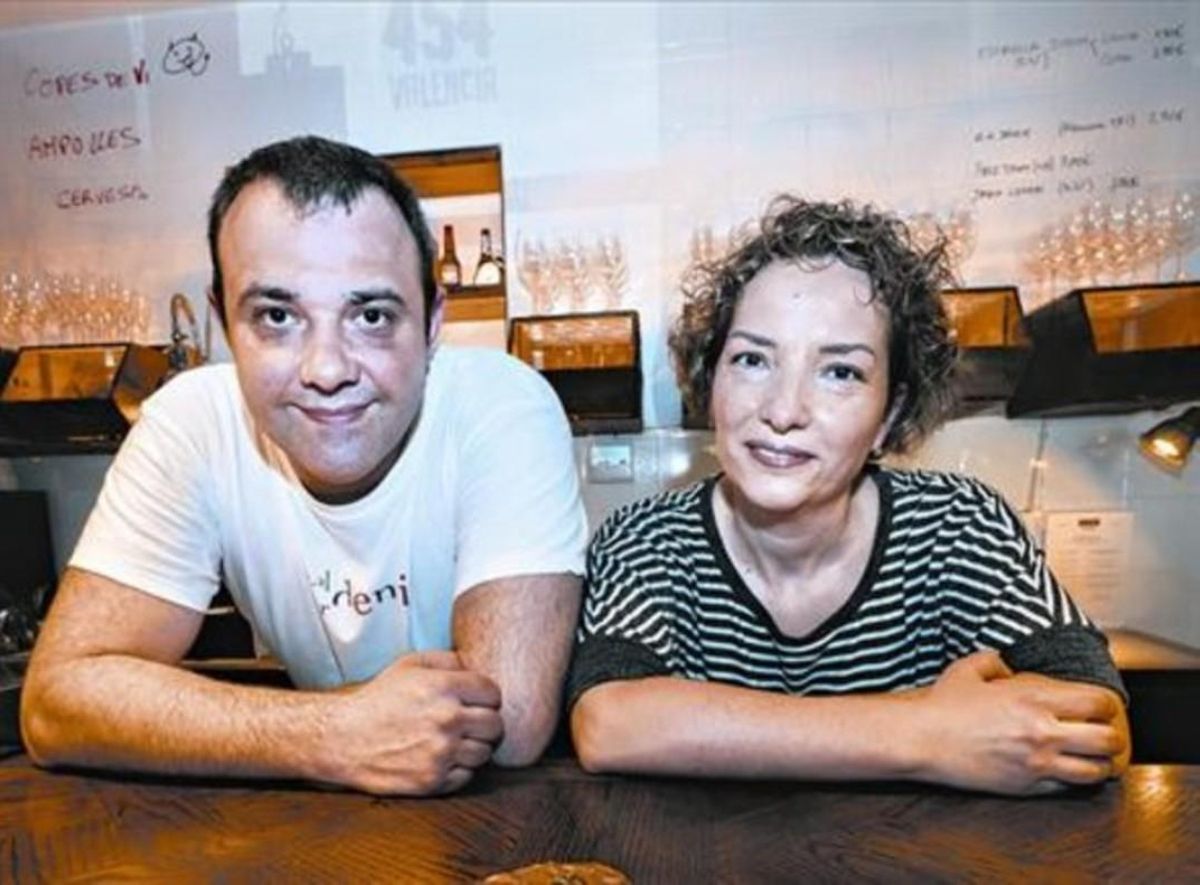 Dani Lechuga y Maria Lluïsa Corvillo, tras la barra de Bardeni: atención a los azulejos con la carta. Dani Lechuga y Maria Lluïsa Corvillo, tras la barra de Bardeni: atención a los azulejos con la carta.