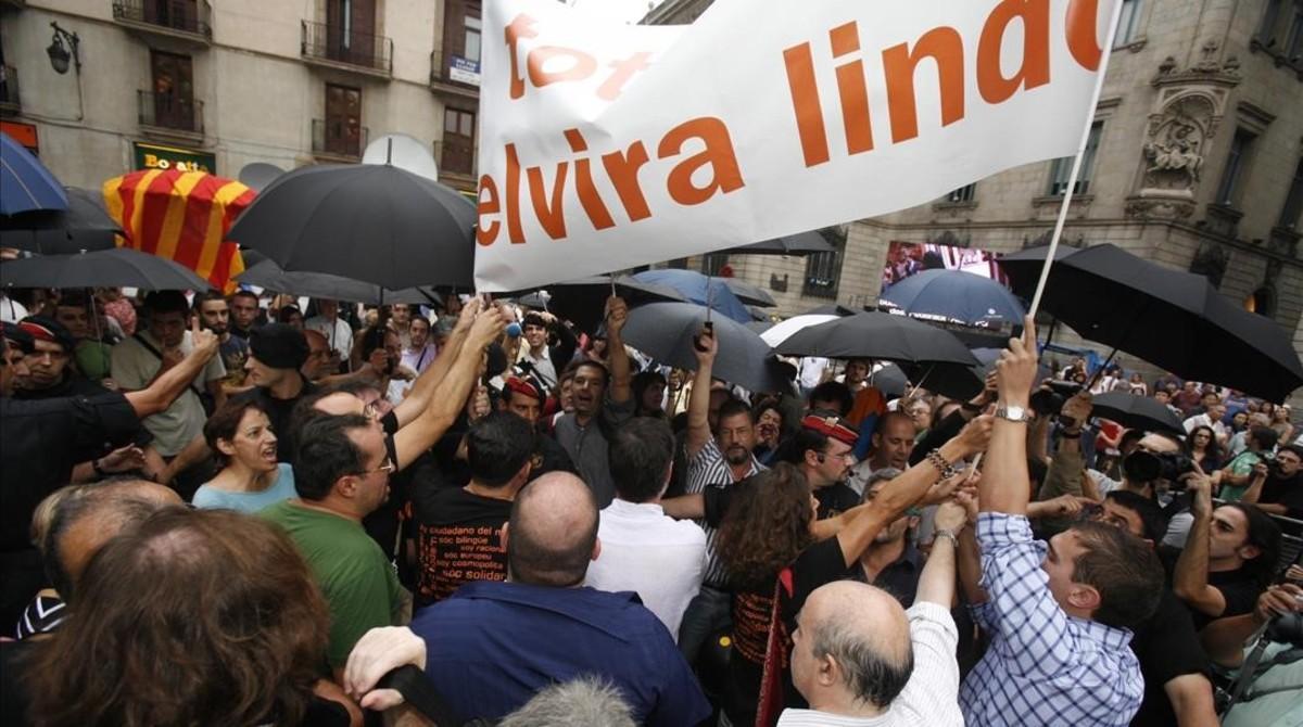 Nacionalistas con paraguas negros boicotean el pregón de la escritora Elvira Lindo en las fiestas de la Mercè del 2006. Nacionalistas con paraguas negros boicotean el pregón de la escritora Elvira Lindo en las fiestas de la Mercè del 2006.