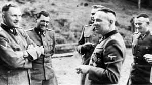 Richard Baer (último comandante de Auschwitz), Josef Mengele (el Ángel de la muerte) y Rudolf Höss (anterior director del campo), de izquierda a derecha, en julio de 1944.