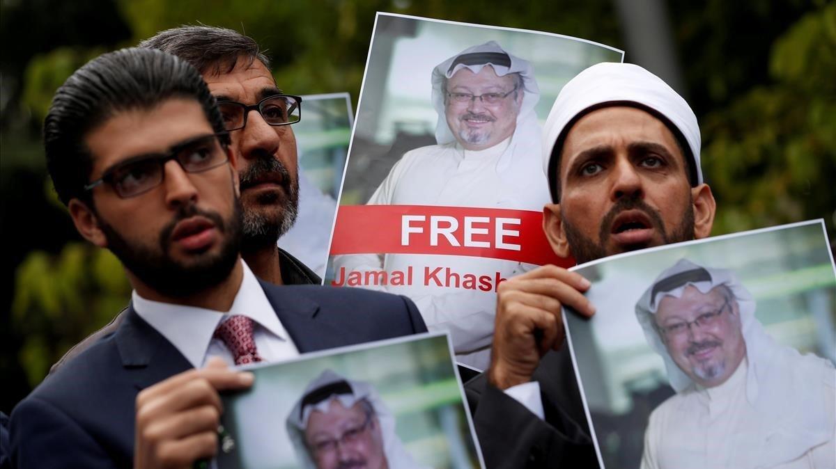 Activistas de derechos humanos y amigos del periodista desaparecido Jamal Jashoggi protestan frente al consulado de Arabia Saudí en Estambul.