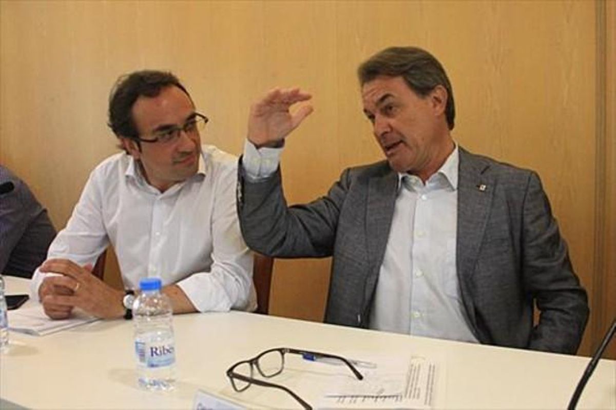 La cúpula de CDC reunida en la sede del partido, tres días después del registro policial que ha levantado la polvareda política. La cúpula de CDC reunida en la sede del partido, tres días después del registro policial que ha levantado la polvareda política.