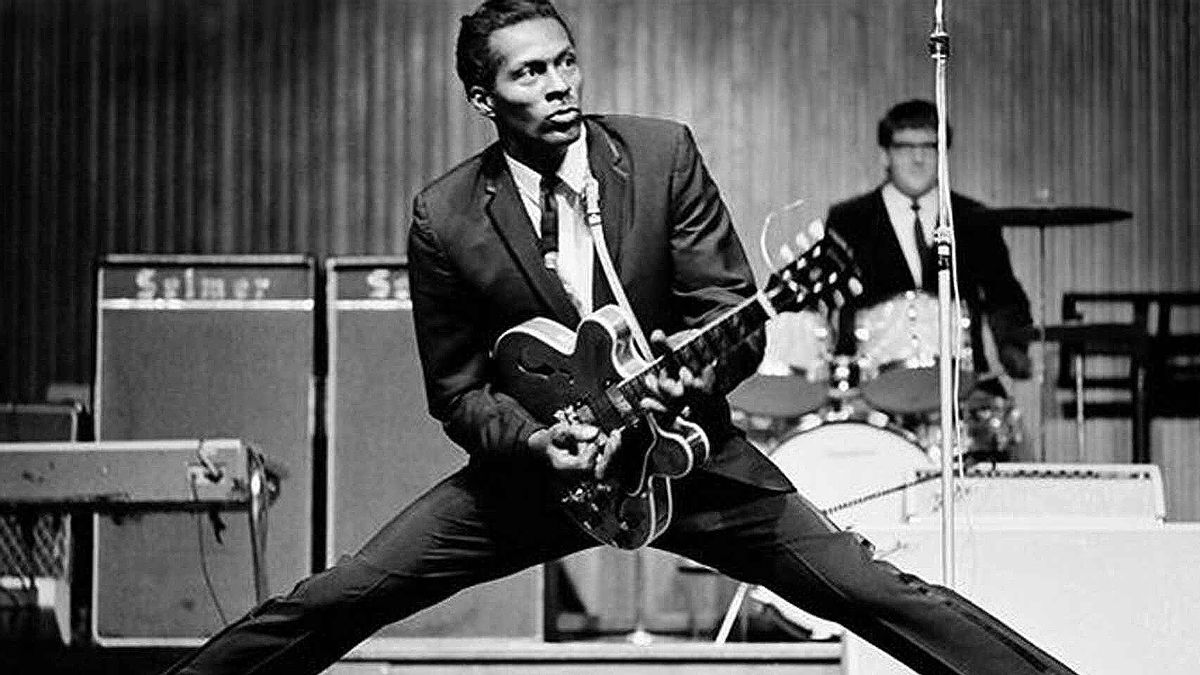 Chuck Berry, en una de sus poses icónicas. Chuck Berry, en una de sus poses icónicas.