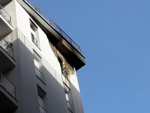 La vivienda incendiada en el edificio de la avenida de Madrid, en Barcelona.