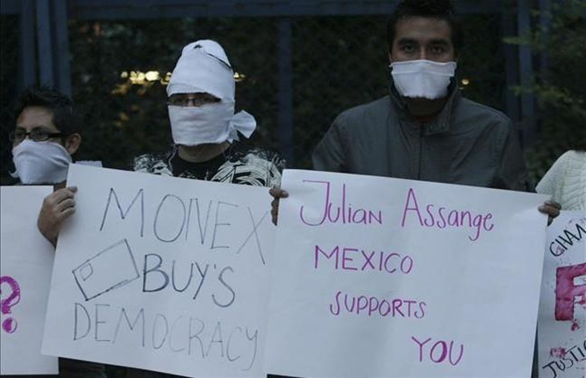 Seguidores de Assange protestan por su situación con pancartas ante la embajada de EEUU en México, el miércoles. Seguidores de Assange protestan por su situación con pancartas ante la embajada de EEUU en México, el miércoles.
