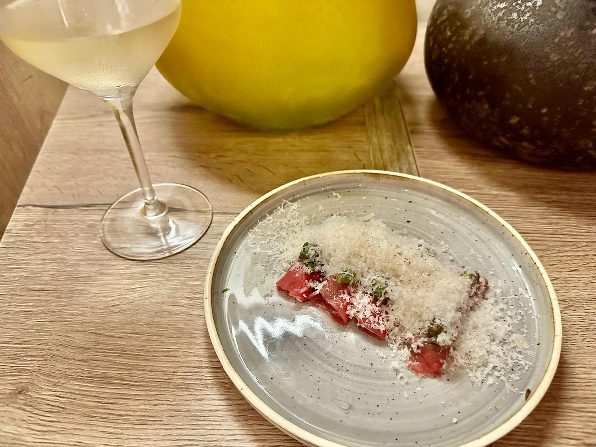 Lamina de frisona canaria, espárrago y queso. Lamina de frisona canaria, espárrago y queso.