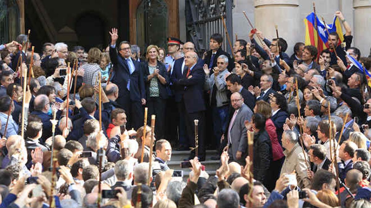 Artur Mas sale del TSJC ante el apoyo de más de 2.000 independentistas.