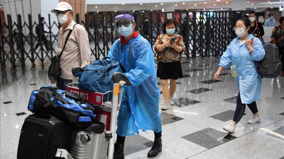 Pasajeros en el aeropuerto de Daxing, en Pekín Pasajeros en el aeropuerto de Daxing, en Pekín