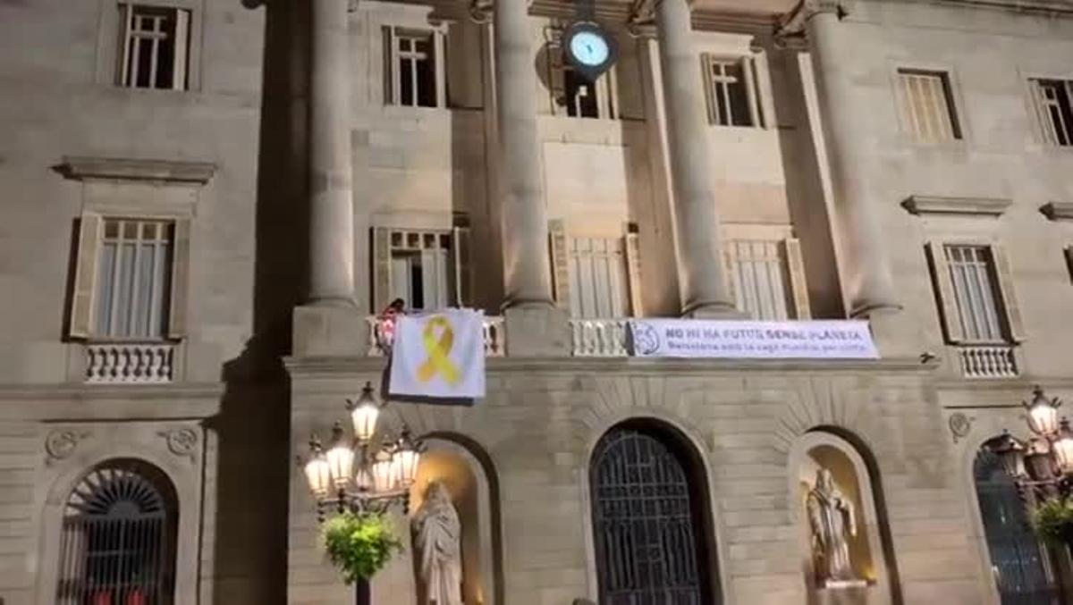 El Ayuntamiento de Barcelona retira el lazo amarillo del balcón.