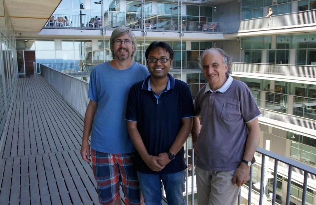 Jaume Bertranpetit (a la derecha) e investigadores del Instituto de Biologia Evolutiva (IBE) de Barcelona. Jaume Bertranpetit (a la derecha) e investigadores del Instituto de Biologia Evolutiva (IBE) de Barcelona.