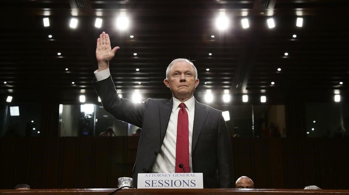 Sessions presta juramento antes de testificar ante el comité de inteligencia del Senado, en Washington, el 13 de junio.