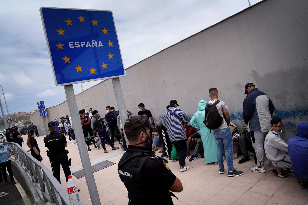 Migrantes esperan, en la frontera del Tarajal, ser devueltos a Marruecos. Migrantes esperan, en la frontera del Tarajal, ser devueltos a Marruecos.