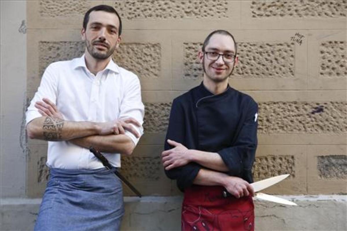 Pau Gascó y Marc Agelet, ante una pared junto a Petit Pau. Foto: Josep Garcia Pau Gascó y Marc Agelet, ante una pared junto a Petit Pau. Foto: Josep Garcia
