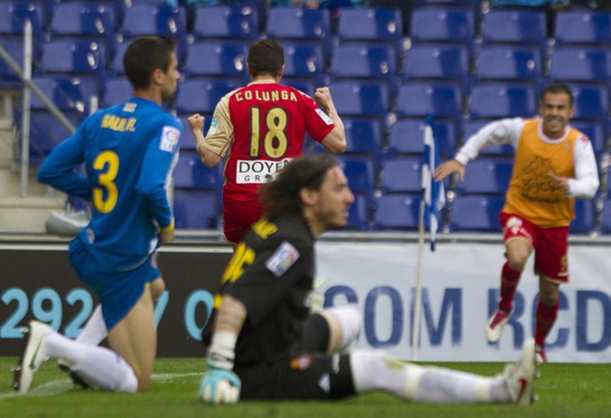 El delantero del Sporting de Gijón, el capitán Adrián Colunga, celebra su gol durante el partido que ganaron a domicilio contra el Espanyol. El delantero del Sporting de Gijón, el capitán Adrián Colunga, celebra su gol durante el partido que ganaron a domicilio contra el Espanyol.