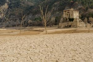 El pantano de la Baells, en el Berguedà, evidencia la falta de lluvias de los últimos meses.