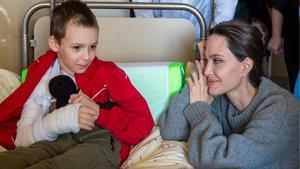 La actriz Angelina Jolie visita un refugio para niños ucranianos en la ciudad de Lviv.