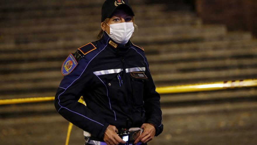 Proteste Sindacato Polizia Italiana contro le mascherine rosa: “Non se lo meritano”