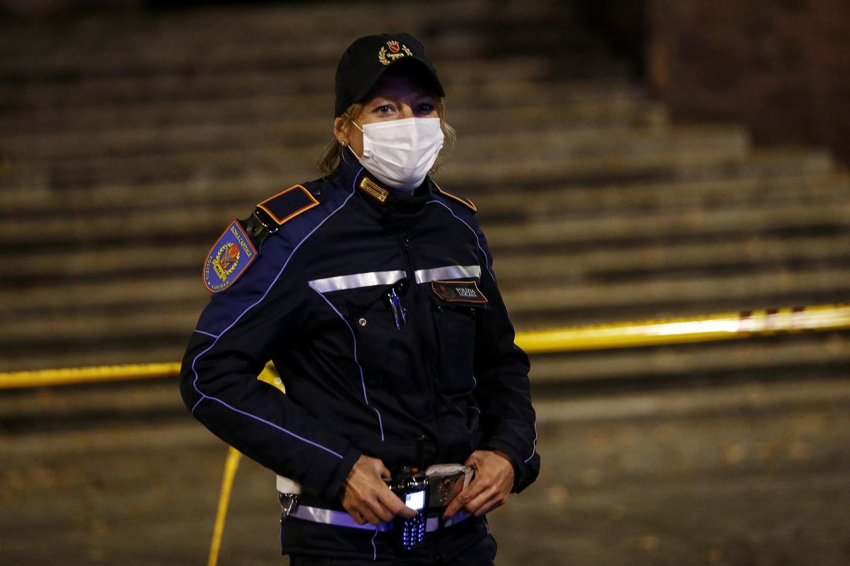 Un sindicato de la Policía italiana protesta por tener que usar mascarillas rosas: "Son indecorosas" Un sindicato de la Policía italiana protesta por tener que usar mascarillas rosas: "Son indecorosas"