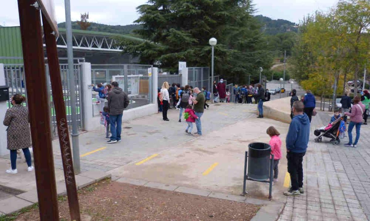 Un grupo de personas espera a la salida de un colegio en Gavà Un grupo de personas espera a la salida de un colegio en Gavà