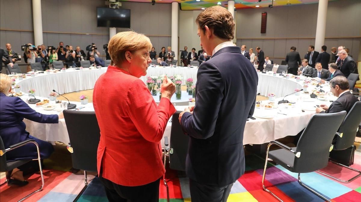 La cancillera alemana, Angela Merkel, conversa con el canciller austriaco, Sebastian Kurtz. La cancillera alemana, Angela Merkel, conversa con el canciller austriaco, Sebastian Kurtz.