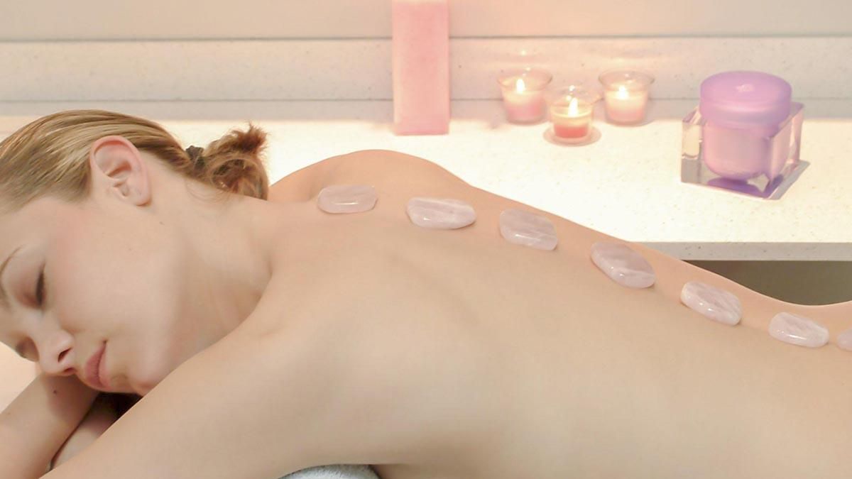 Masaje relajante con cuarzo rosa Masaje relajante con cuarzo rosa