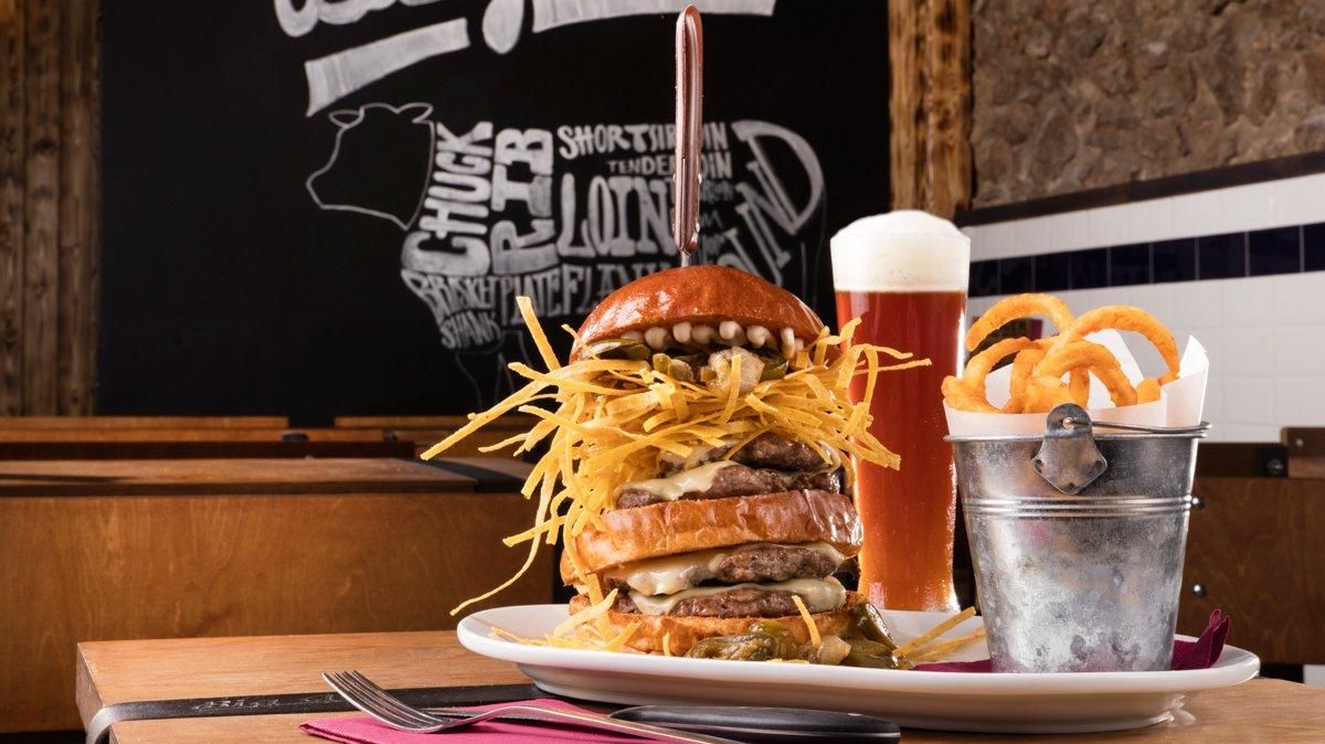 Una enorme hamburguesa de Big Al’s. Una enorme hamburguesa de Big Al’s.